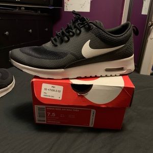 7 1/2 women’s Nike Air Max Thea